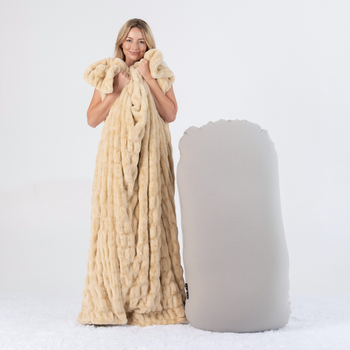 Space Gray (beanbag + pillow) / Tan (blanket)